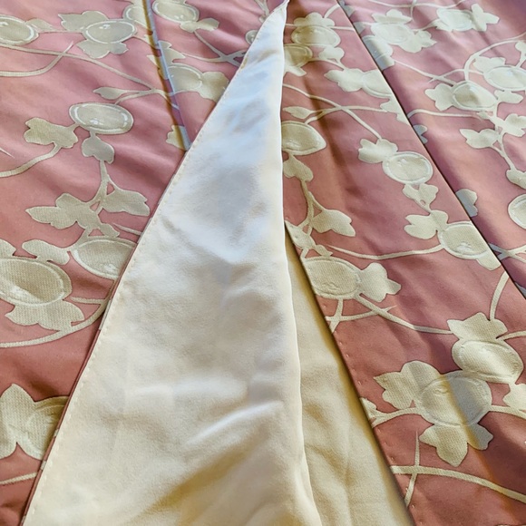 AUTHENTIC JAPANESE KIMONO! HAND SELECTED FROM MARKETS IN JAPAN. OVER 500+ SILK✨✨ - Picture 3 of 4